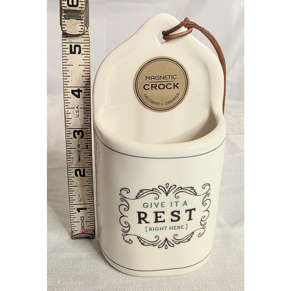Demdaco Magnetic Crock Wall Pocket "Give it a Rest" 2019 Ceramic 5 1/2" x 3 1/2" - Picture 6 of 6